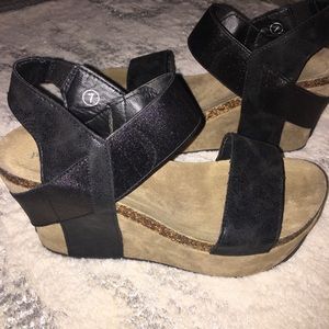 NWOT Pierre Dumas Hester Wedge Sandals